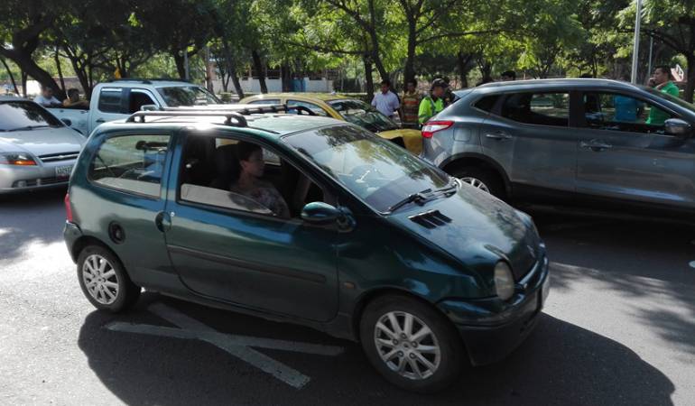 Vehículos venezolanos buscaran ser internados por autoridades en Cúcuta