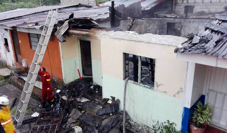 Incendio afectó tres viviendas en Manzanares - Caracol Radio