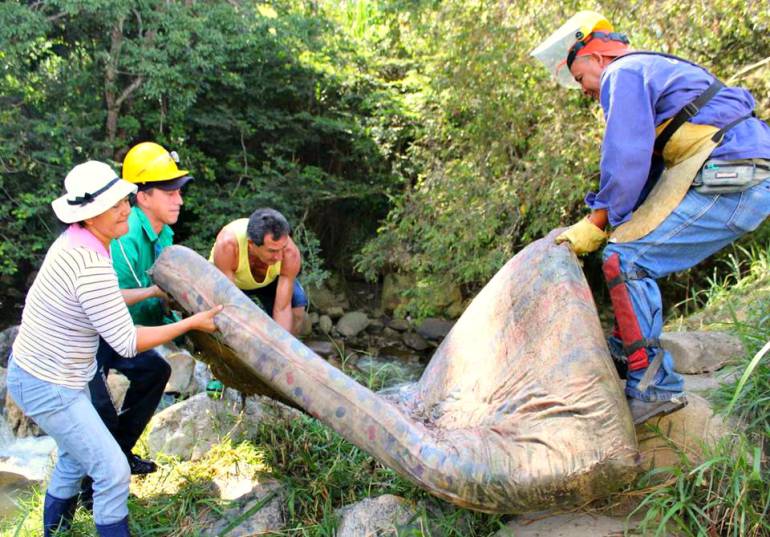 ASEO RIO AMBIENTE SANTANDER PIEDECUESTA: Hasta colchones sacaron del lecho de un río en Santander