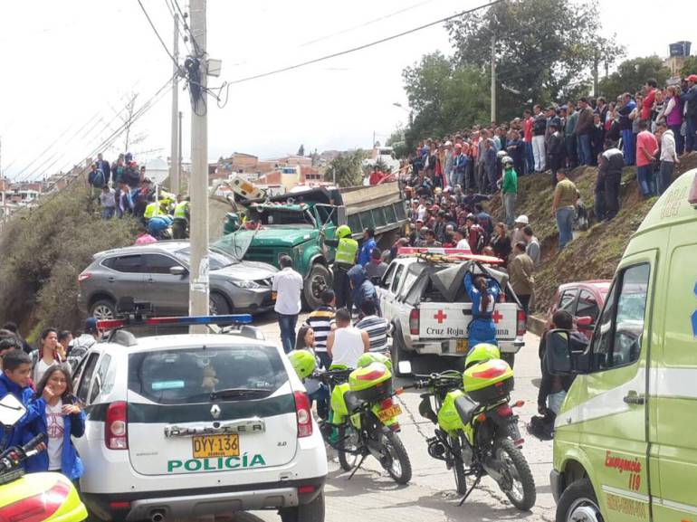 Volqueta sin frenos cayó sobre 2 automóviles en Tunja y dejó 3 heridos: Volqueta sin frenos cayó sobre 2 automóviles en Tunja y dejó 3 heridos