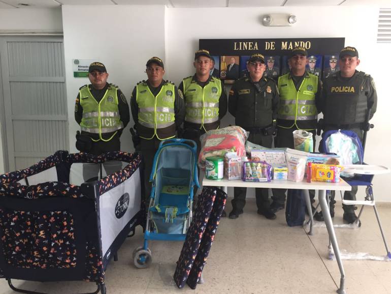 Policías recolectan regalos para bebé que fue abandonado al nacer