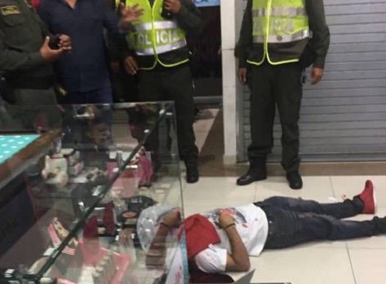 Balacera en Centro Comercial del sur de Cali: A través de las cámaras de seguridad tratan de identificar sicario que mató a un hombre en Centro Comercial