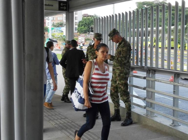 SERVICIO MILITAR BUCARAMANGA EJÉRCITO: ONG pregunta si es lícito reclutar en estaciones del Metrolínea