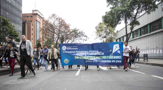 Estudiantes de la Pedagógica evitan choque entre el Esmad y manifestantes Estudiantes de la Pedagógica evitan choque entre el Esmad y manifestantes