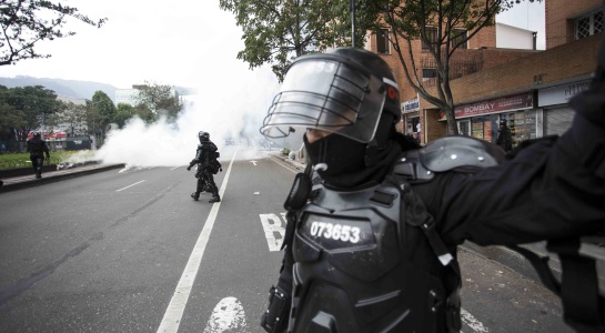 Estudiantes de la Pedagógica evitan choque entre el Esmad y manifestantes Estudiantes de la Pedagógica evitan choque entre el Esmad y manifestantes