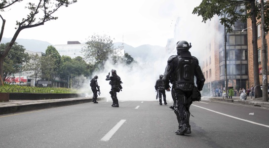Estudiantes de la Pedagógica evitan choque entre el Esmad y manifestantes Estudiantes de la Pedagógica evitan choque entre el Esmad y manifestantes