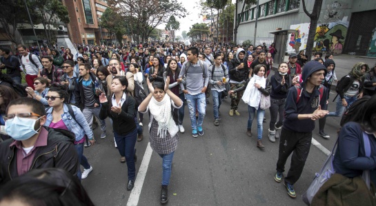 Estudiantes de la Pedagógica evitan choque entre el Esmad y manifestantes Estudiantes de la Pedagógica evitan choque entre el Esmad y manifestantes