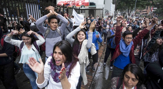 Estudiantes de la Pedagógica evitan choque entre el Esmad y manifestantes Estudiantes de la Pedagógica evitan choque entre el Esmad y manifestantes