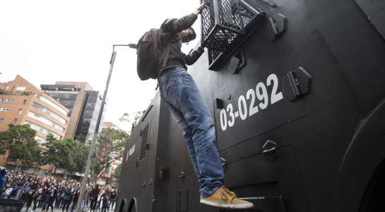 Estudiantes de la Pedagógica evitan choque entre el Esmad y manifestantes Estudiantes de la Pedagógica evitan choque entre el Esmad y manifestantes