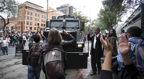Estudiantes de la Pedagógica evitan choque entre el Esmad y manifestantes Estudiantes de la Pedagógica evitan choque entre el Esmad y manifestantes