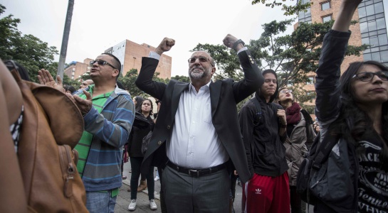 Estudiantes de la Pedagógica evitan choque entre el Esmad y manifestantes Estudiantes de la Pedagógica evitan choque entre el Esmad y manifestantes