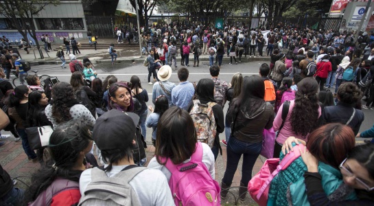 Estudiantes de la Pedagógica evitan choque entre el Esmad y manifestantes Estudiantes de la Pedagógica evitan choque entre el Esmad y manifestantes