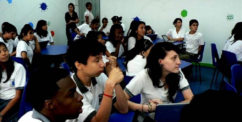 Por un chisme mujer atacado a profesor: Condenada mujer que atacó con una pacora a profesor de colegio de Cali por un "chisme"