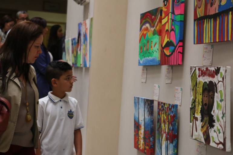 Niños de Medellín pintan la paz