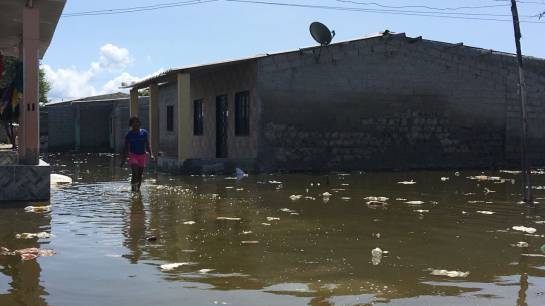 Familias damnificadas por desbordamiento de la Ciénaga Grande de Santa Marta: Desbordamiento de la Ciénaga Grande de Santa Marta deja otras 60 familias damnificadas Familias damnificadas por desbordamiento de la Ciénaga Grande de Santa Marta: Desbordamiento de la Ciénaga Grande de Santa Marta deja otras 60 familias damnificadas