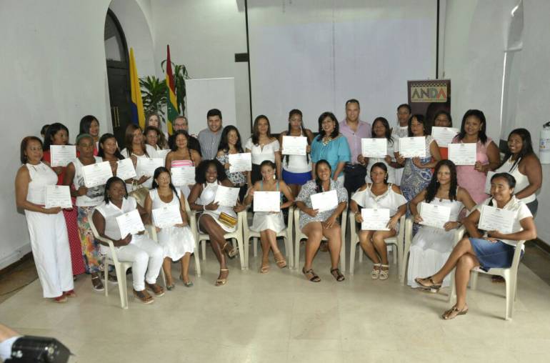 Mujeres desmovilizadas se gradúan en emprendimiento ... - Caracol Radio