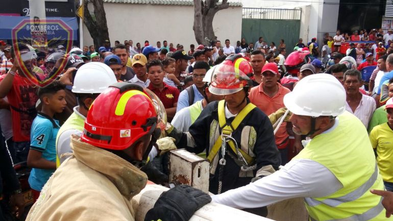 Los bomberos de Sabanalarga cuando rescataban el cadáver del electrocutado.