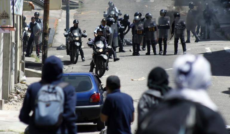 27 heridos dejan protestas estudiantiles en San Cristóbal - Caracol Radio