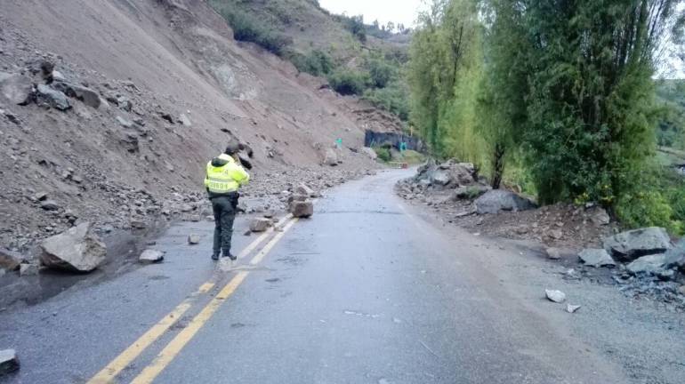 Invierno provoca derrumbe y paso restringido en la vía Belén ... - Caracol Radio