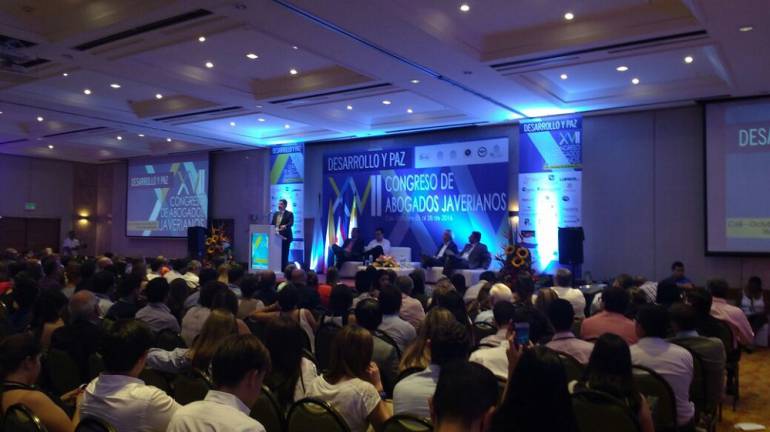Néstor Humberto Martínez propuso extraditar a quienes desfalcan la salud: Fiscalía suspendió ordenes de captura de voceros del ELN