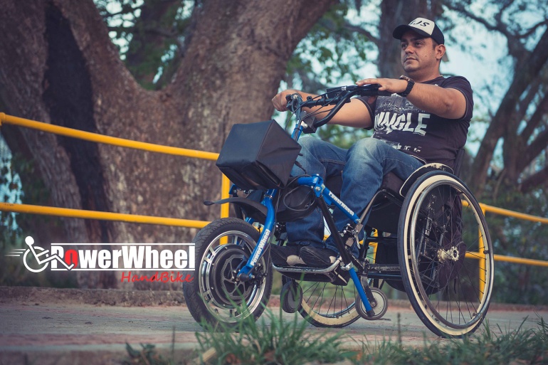Este dispositivo convierte la silla de ruedas en una bicicleta eléctrica