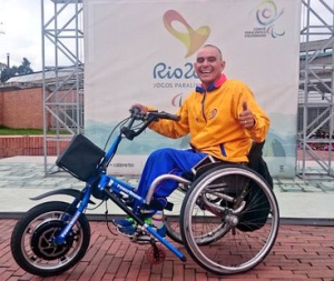 Este dispositivo convierte la silla de ruedas en una bicicleta eléctrica Este dispositivo convierte la silla de ruedas en una bicicleta eléctrica