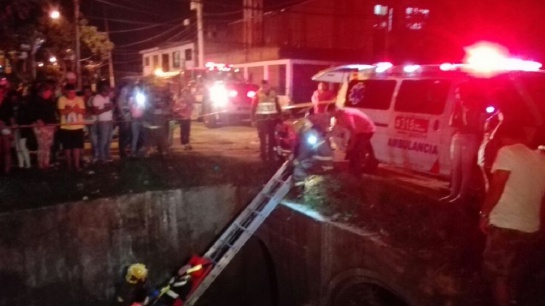 Motociclista ebrio cayó en canal de aguas lluvias al nororiente de Cali Motociclista ebrio cayó en canal de aguas lluvias al nororiente de Cali