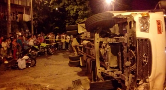 Volcamiento de furgón dejó tres muertos en Terrón Colorado, en curva de ladera de Cali Volcamiento de furgón dejó tres muertos en Terrón Colorado, en curva de ladera de Cali