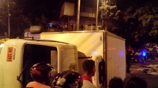Volcamiento de furgón dejó tres muertos en Terrón Colorado, en curva de ladera de Cali Volcamiento de furgón dejó tres muertos en Terrón Colorado, en curva de ladera de Cali