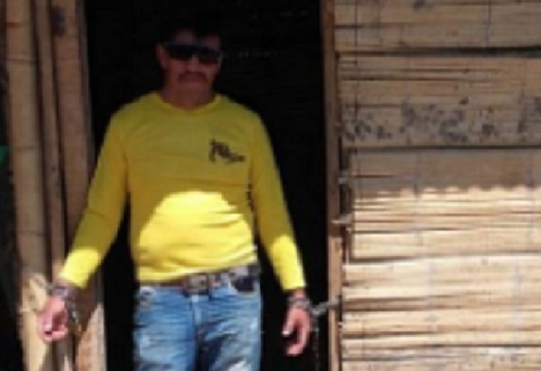 Hombre se encadenó porque le deben diez quincenas de salario en Cali