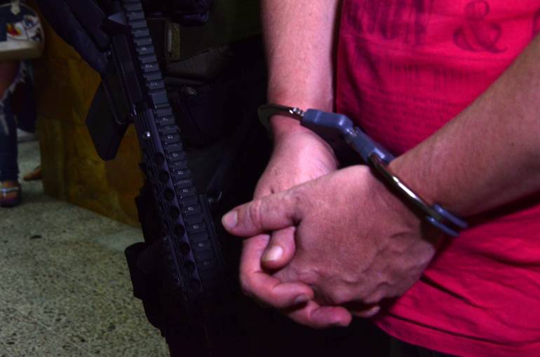 Recuperan vehículos robados en Medellín: Capturadas en Itagüí 2 personas que robaron 4 carros en parqueadero de Medellín