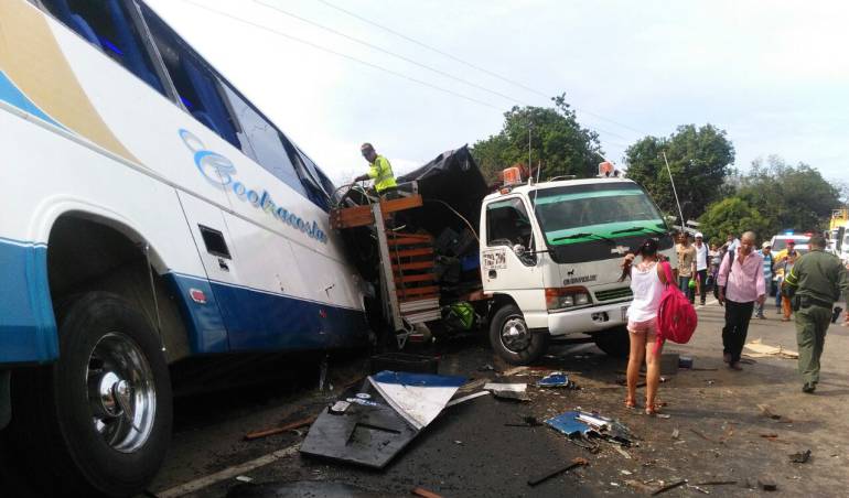 Accidente de bus en Magdalena: Decenas de personas son evacuadas de un bus accidentado en el Magdalena