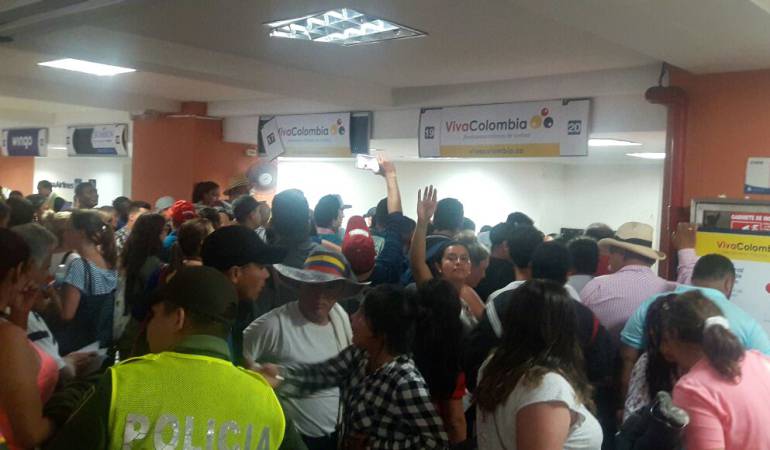 Cerca de 15 horas esperaron los 150 pasajeros del vuelo de Viva ... - Caracol Radio