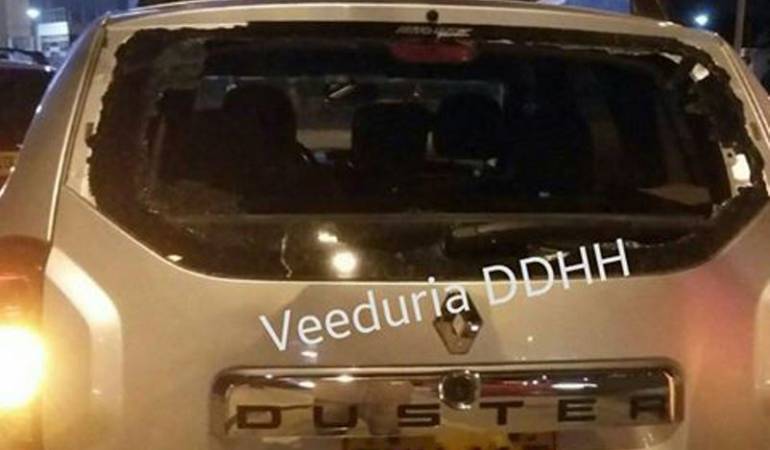 Vehículo en donde se movilizaban los periodistas que sufrieron el atentado
