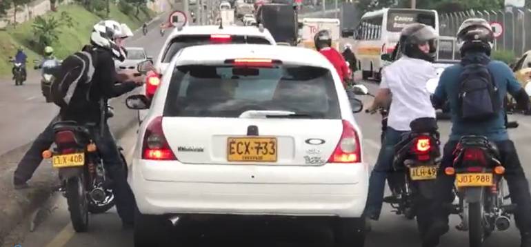 Víctima de fleteo registrado en video conducía un vehículo con placas adulteradas