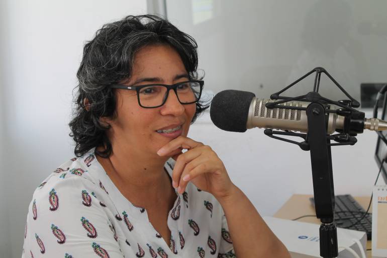 "En vez de rezar, leo poesía": Beatriz Vanegas Athías - Caracol Radio