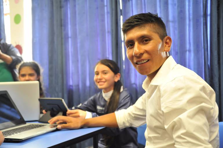 Nairo Quintana regresó a su colegio y entregó 3 aulas digitales para ... - Caracol Radio