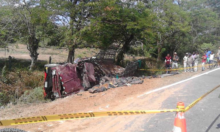 El camión accidentado en la vía Leña-Cascajal.