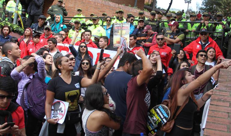 Peñalosa rechaza los desmanes entre Esmad y antitaurinos y advierte que no tolerará nuevas confrontaciones ni protestas en la plaza de toros: "No permitiremos manifestaciones en las inmediaciones de la Plaza Santamaría": Peñalosa