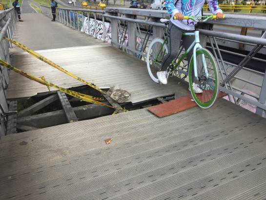 Bogotá, puente, peatón.: Trampa mortal en puente peatonal de Bogotá Bogotá, puente, peatón.: Trampa mortal en puente peatonal de Bogotá