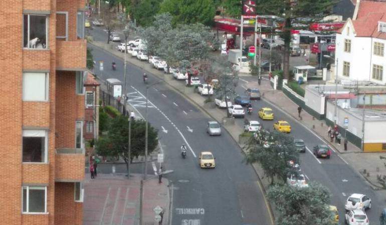 Protesta de vehículos de servicio especial en Bogotá: Decenas de vehículos de transporte especial adelantan plan tortuga en la carrera 7ma
