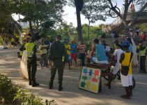 Policía y comunidad del barrio Santa María recuperan zonas verdes del parque principal
