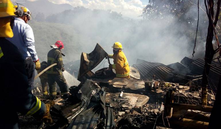 Familias damnificadas por incendio en Armenia requieren ayudas ... - Caracol Radio