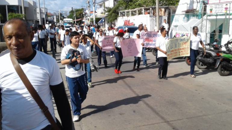 Megacolegio en San Andrés: Marchas en San Andrés por violencia escolar y retrasos en megacolegios