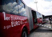 En abril comenzaría a rodar primer bus biarticulado a gas de Transmilenio