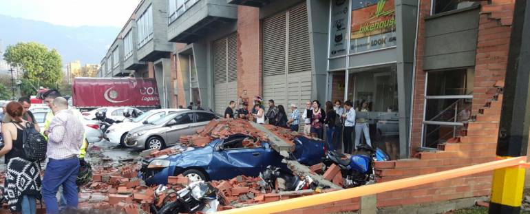 Aguacero provocó caída de muro.