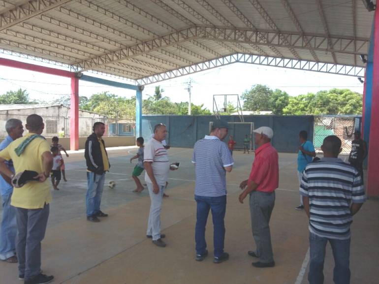 Una cancha enfrenta a docentes y comunidad en Cerro de San Antonio, Magdalena - Caracol Radio