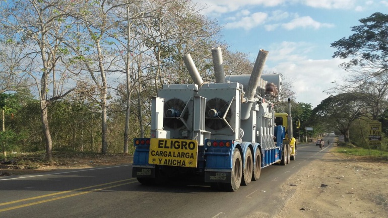 Electricaribe traslada un transformador móvil hacia la subestación de La Jagua de Ibirico
