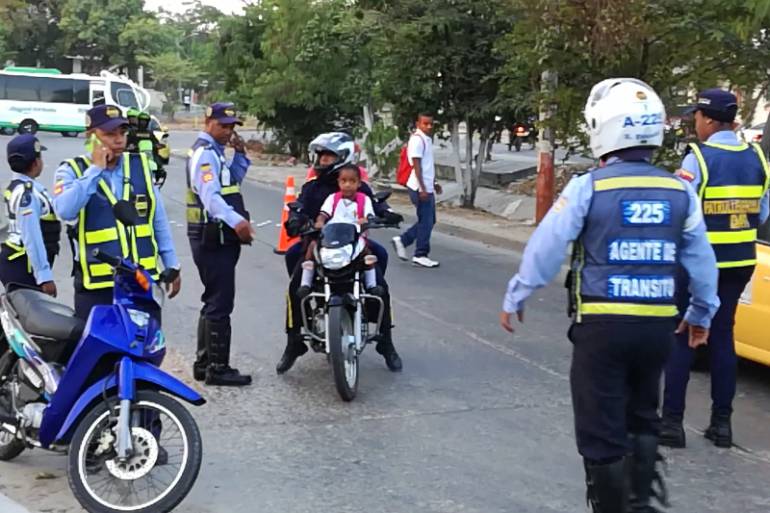 Inmovilizadas 18 motocicletas por llevar niños sin protección en Cartagena: Inmovilizadas 18 motocicletas por llevar niños sin protección en Cartagena