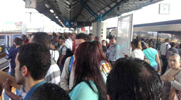 Metro de Medellín en hora pico.